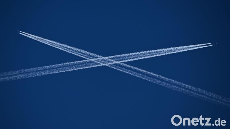 Kondensstreifen können Schleierwolken erzeugen, die zur Erderwärmung beitragen. (Symbolbild) Bild: Arne Dedert/dpa
