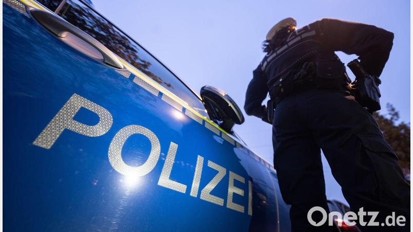 Der Autofahrer stieg aus und würgte den Fußgänger mit beiden Händen am Hals. (Symbolbild) Bild: Marijan Murat/dpa