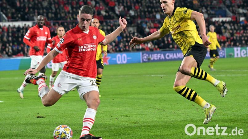 Der zentrale Mittelfeldspieler Joey Veerman (l) schließt sich Borussia Dortmund an. (Archivbild) Bild: Federico Gambarini/dpa