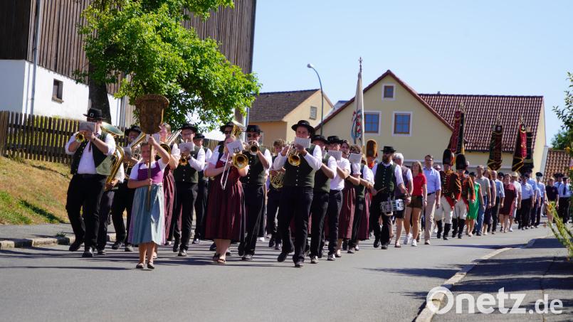 Der Festzug zur Riedlhalle führte die Trachtenkapelle Waldthurn natürlich selbst an. Bild: fvo