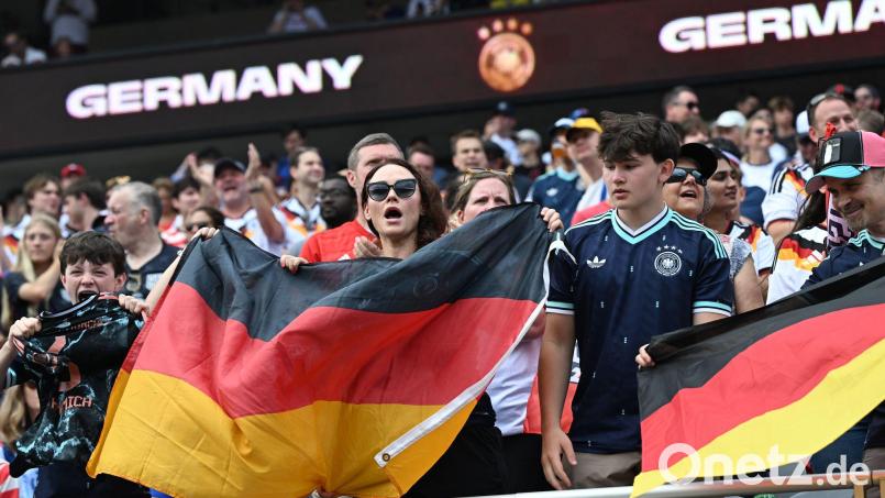 Dürfen in der Nations League wieder auf Stehplätze: Fans der deutschen Nationalmannschaft. (Archiv) Bild: Federico Gambarini/dpa