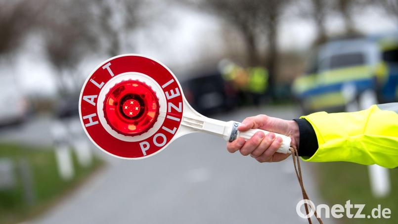 Bei einer Verkehrskontrolle fiel auf, dass der Paketfahrer ein Fahrverbot hatte. (Symbolbild) Bild: Daniel Bockwoldt/dpa