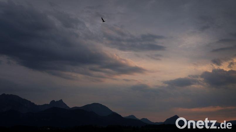 Der Alpenrand über dem Hopfensee. Diese Woche geht es kühl weiter. (Archivbild) Bild: Karl-Josef Hildenbrand/dpa