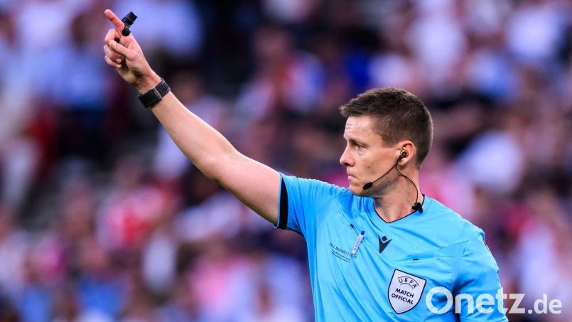 Gibt die Linie für die neue Saison vor: Spitzenreferee Daniel Siebert. (Archivbild) Bild: Tom Weller/dpa
