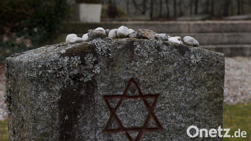 Auf dem KZ-Friedhof in Neunburg vorm Wald liegen auch jene 18 Toten aus Weiherhammer, die im Herbst 1949 exhumiert wurden. Insgesamt sind dort über 600 Personen begraben, die auf den Todesmärschen und -transporten durch die nordöstliche Oberpfalz starben. Bild: Marc Rothballer
