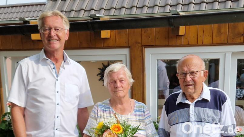 Zur Eisernen Hochzeit von Anna und Hans Gerber gratulierte auch Zweiter Bürgermeister Karlheinz Dausch (links) in Vertretung des im Urlaub befindlichen Marktoberhauptes. Bild: mab