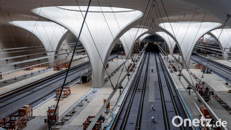 In der Halle des neuen Tiefbahnhofs in Stuttgart soll es auch ohne Klimaanlage kühl bleiben, sagt die Bahn in einem Video. Die Zuschauer sind eher skeptisch. (Archivbild) Bild: Christoph Schmidt/dpa