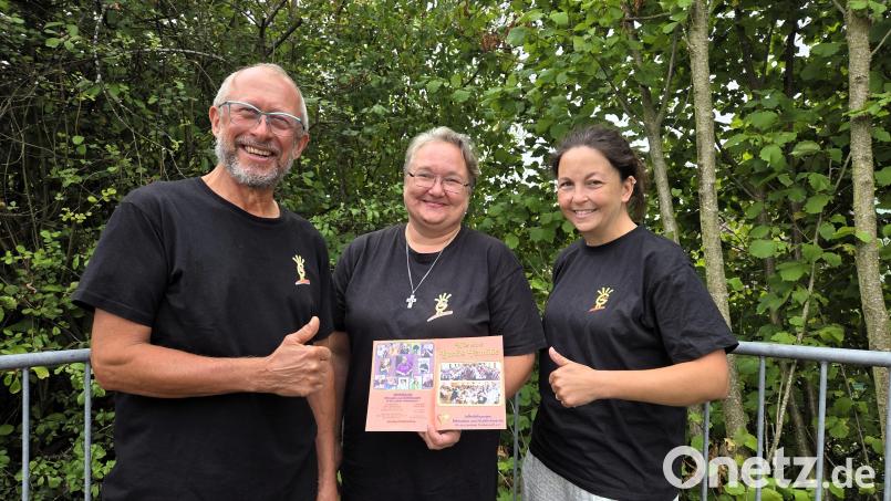 Reiner Joas (Dritter Vorsitzender), Stephanie Mühlbauer (Erste Vorsitzende) und Michaela Dietrich (Dritte Vorsitzende, von links) wollen gemeinsam in die Fußstapfen von Martina Sötje treten, um den Verein in ihrem Sinn weiterzuführen. Bild: Ulla Britta Baumer