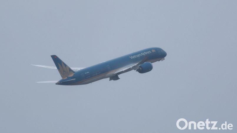 Erste Probleme bei der fast verunglückten Maschine von Vietnam Airlines offenbarten sich wohl schon auf dem Weg übers Rollfeld. Bild: Karl-Josef Hildenbrand/dpa