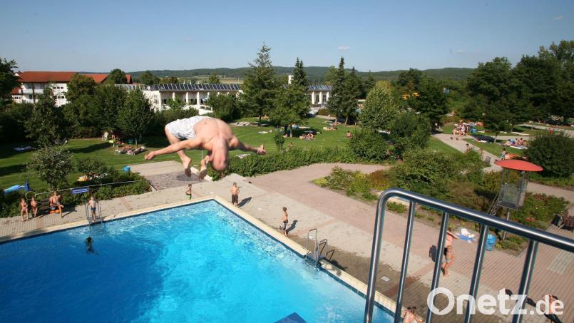 Ein Springer zeigt sein Können im Perschener Freibad. Archivbild: Gerhard Götz