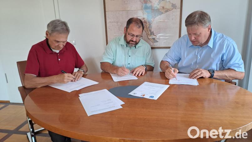 Von links: 2. Bürgermeister Josef Weinfurtner (Rieden), 1. Bürgermeister Daniel Sandner (Schmidmühlen) und 1. Bürgermeister Stefan Braun (Kastl). Bild: Josef Popp