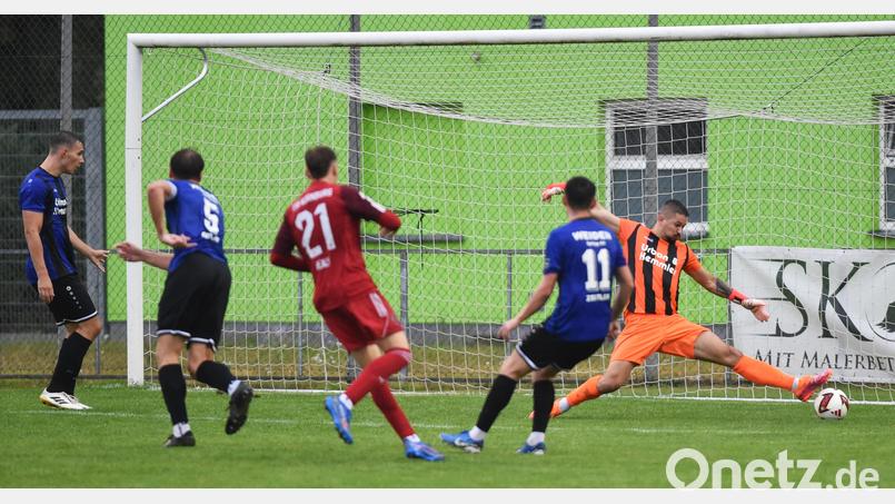 Das war der dritte Kornburger Streich: Dominik Healy (Nummer 21) traf ins rechte untere Eck. Bild: Büttner