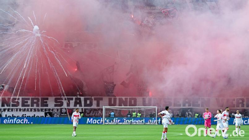 Eintracht Frankfurt ist wegen der Vorfälle beim Bundesligaspiel gegen den VfB Stuttgart mit einer hohen Geldstrafe belegt worden. (Archivbild) Bild: Uwe Anspach/dpa