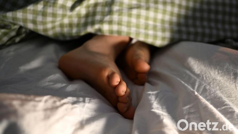 Zu wenig Schlaf kann auf Dauer ungesund für Psyche und Körper werden. (Symbolbild) Bild: Elisa Schu/dpa