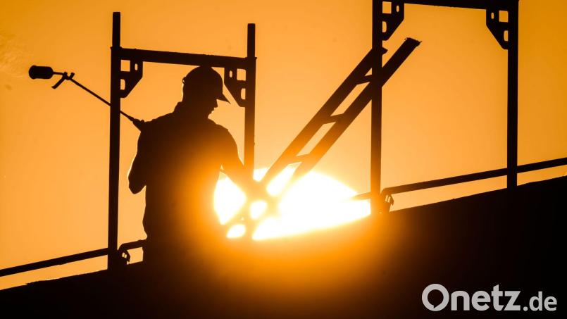 Für jemanden auf einem Gerüst könne nachlassende Konzentration schwerwiegende Folgen haben, so DGUV-Hauptgeschäftsführer Fasshauer. (Symbolbild) Bild: Julian Stratenschulte/dpa/dpa-tmn