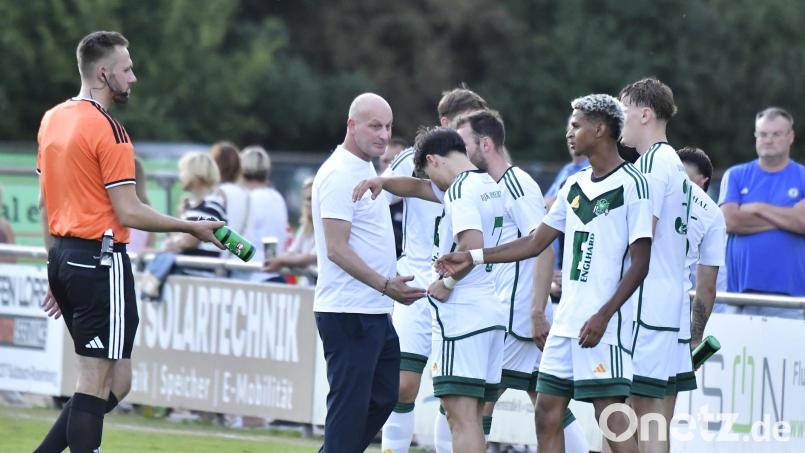 Trainer Tobias Rösl (Zweiter von links/Szene aus dem Spiel gegen Fortuna Regensburg) fand am Dienstag im Spiel beim FSV Stadeln zur Pause die richtigen Worte. Bild: Hubert Ziegler