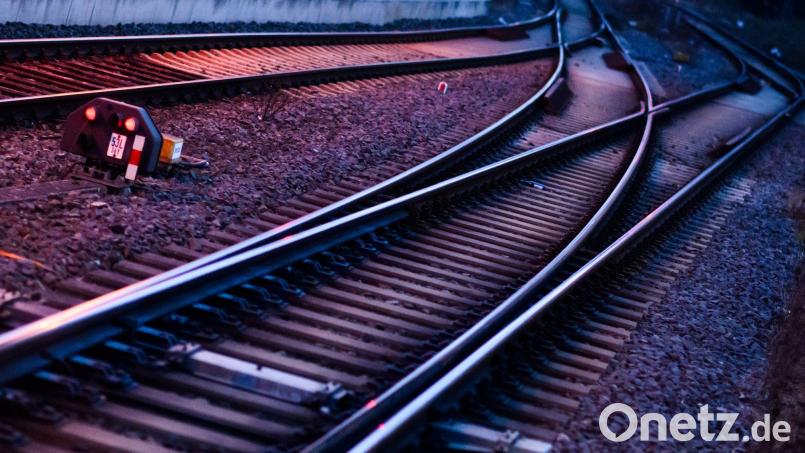 Schäden an der Bahnstrecke zwischen Crailsheim und Aalen. (Symbolbild) Bild: Julian Stratenschulte/dpa