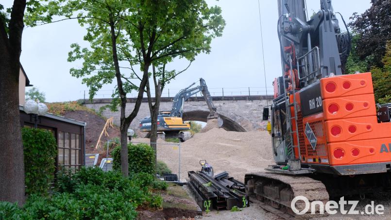 Den Brückenneubau der Deutschen Bahn in Vorbach nutzt der Wasserzweckverband, in der Unterführung eine neue Hauptwasserleitung zu verlegen. Bild: Robert Dotzauer