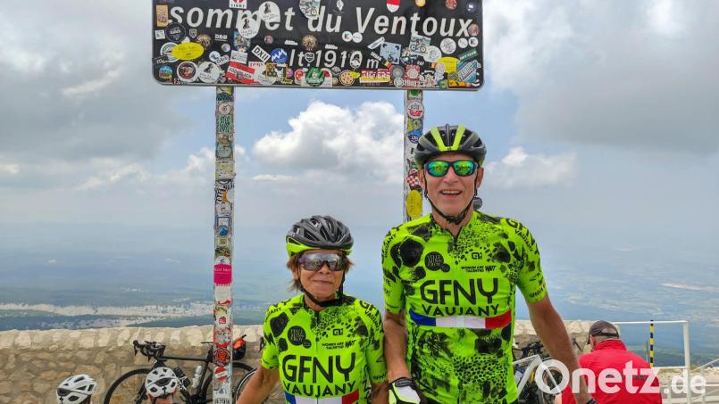Theresia Meier und Albert Hölzl auf dem Gipfel des Mount Ventoux. Die Fahrt auf den "Riesen der Provence" war für die beiden vor einigen Jahren ein weiterer Beweis, dass da noch viel geht. Bild: Hözl