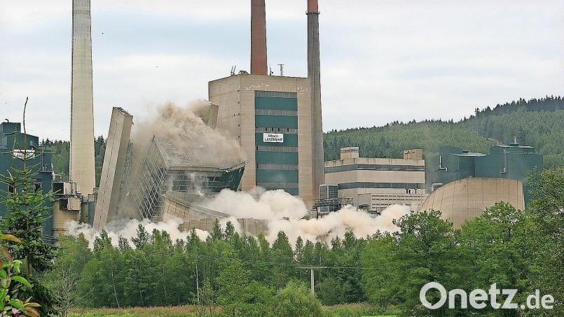 Mit dem Abriss der Kraftwerksanlagen endete die Geschichte der Stromerzeugung in Arzberg. Am 1. September 2006 fielen die Kühltürme und das Kesselhaus eins. Archivbild: Christl Schemm