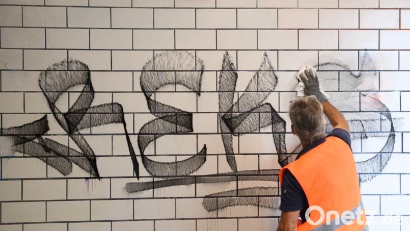Die Deutsche Bahn setzt seit einigen Wochen mobile Handwerkerteams ein, die sich auch um die Beseitigung von Graffiti in Bahnhöfen kümmern sollen. (Archivbild) Bild: Klaus-Dietmar Gabbert/dpa