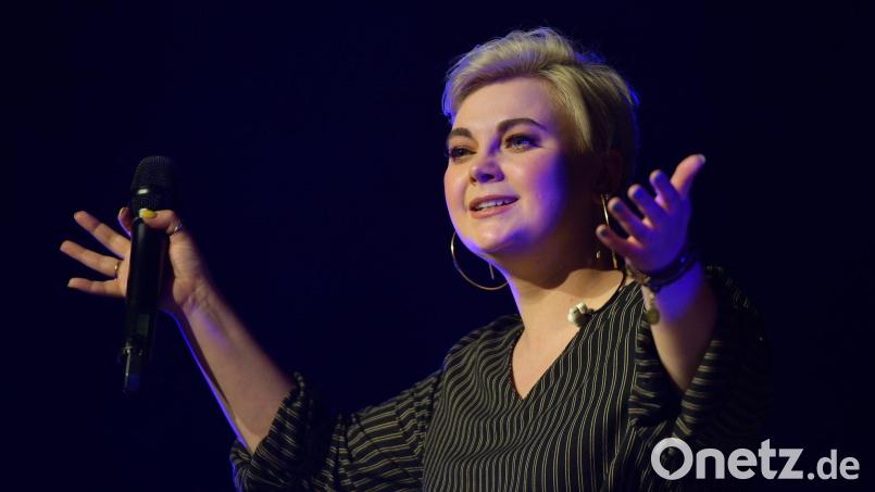 Sängerin Ela wollte eigentlich im September auf Tour gehen. (Archivbild) Bild: Michael Bahlo/dpa