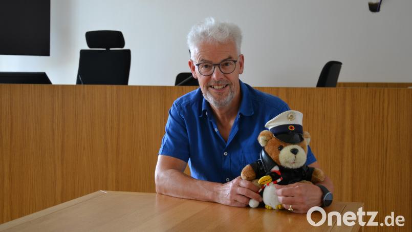 Der Polizeiteddy und Pinguin Bobo waren für Familienrichter Peter Neuner oft wertvolle Eisbrecher, um ins Gespräch mit Kindern zu kommen, wenn es um ihr Wohl und das Sorgerecht ging. Die beiden Stofftiere nimmt er Ende August mit in den Ruhestand. Bild: as