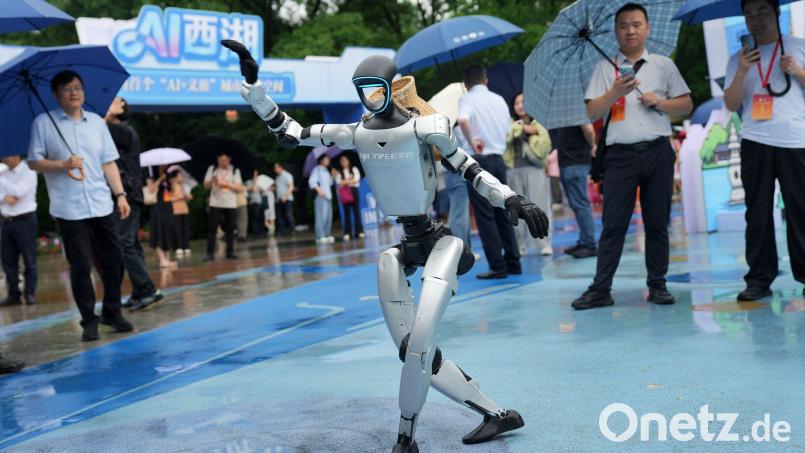 Ein von Unitree entwickelter Roboter führt einen Tanz vor. (Archivbild) Bild: Han Chuanhao/XinHua/dpa