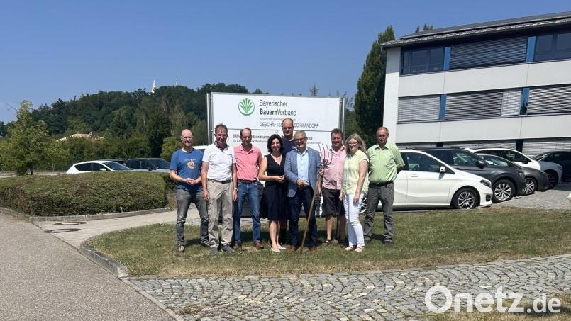 Der BBV-Kreisverband Schwandorf diskutiert mit MdL Schwarf aktuelle Herausforderungen der Landwirtschaft. Auf dem Bild (von links): Peter Schießl (BBV-Ortsobmann), Josef Irlbacher (BBV-Kreisobmann), Michael Hofmann (stellv. BBV-Kreisobmann), Sabine Schindler (BBV-Kreisbäuerin), Jürgen Eißele (BBV-Kreisvorstandschaft), MdL Martin Scharf, Reinhard Schneeberger (BBV-Kreisvorstandschaft), Manuela Pronath (stellv. BBV-Kreisbäuerin), Lorenz Bräu (BBV-Kreisvorstandschaft) Bild: Lena Gruber, BBV