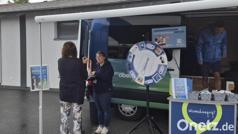 Trotz Regen und kühler Temperaturen nutzten viele Leser bei "Redaktion on Tour" in Erbendorf die Chance, Mitarbeiter von Oberpfalz-Medien zu treffen und ihre Wünsche, Kritik und Anregungen zu äußern. Bild: szl