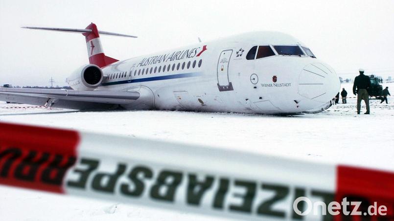 Eine aus Wien kommende Fokker 70 muss 2004 notlanden (Archivbild) Bild: Peter Kneffel/dpa
