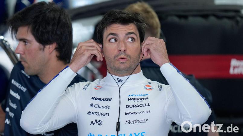 Nun ist klar, für welches Team Carlos Sainz auch im kommenden Jahr fahren wird. (Archivbild) Bild: Eugene Hoshiko/AP/dpa