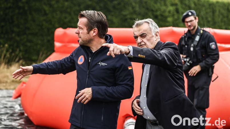 Nordrhein-Westfalens Innenminister Herbert Reul lässt sich an der deutsch-belgischen Grenze an einer Wassertankstation die Lage erläutern. Bild: Oliver Berg/dpa