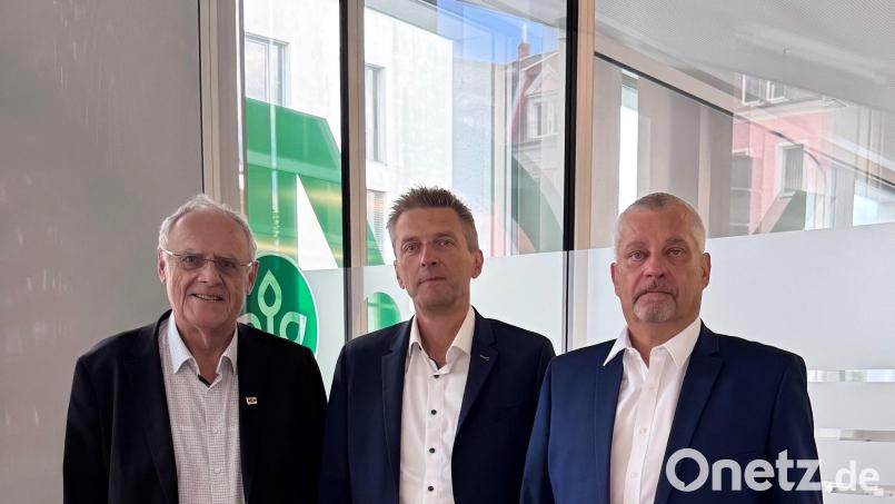 Lothar Höher, Jürgen Spickenreuther und Peter Hofmann bei der Jubiläumsfeier. Bild: AOK Nordoberpfalz