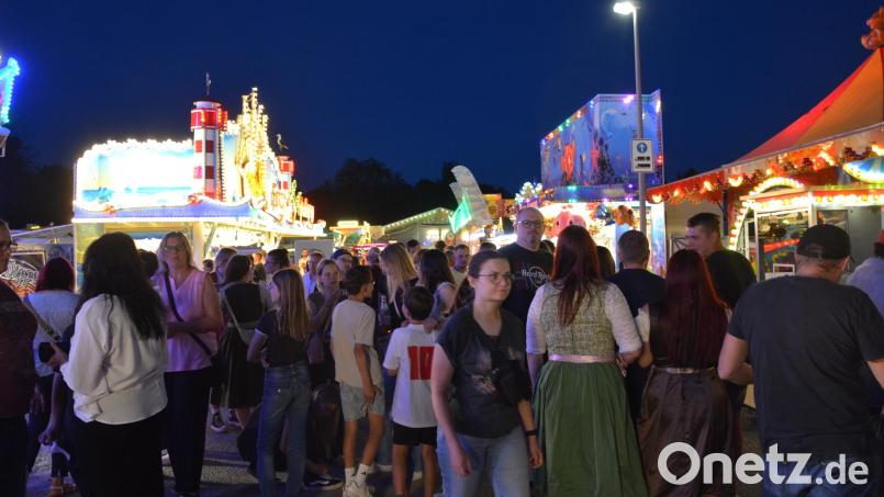 Besonders am Samstagabend war auf dem Kemnather Wiesenfest viel los. Bild: Josef Rosner