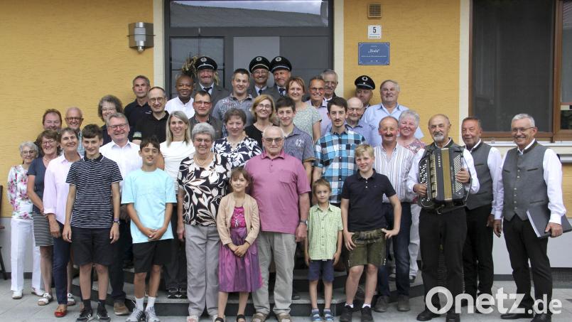 Seinen 80. Geburtstag feierte Metzgermeister Matthias Pirzer (vorne Mitte) zusammen mit Ehefrau Anneliese (links daneben), Kindern, Enkelkindern, Geistlichen, Bürgermeister, Vereinsvertretern und Freunden. Der „Murachtaler Dreigesang“ (rechts) begleitete die Geburtstagsfeier mit schönen, bodenständigen Liedern. Bild: Josef Böhm