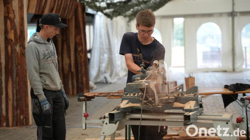 Noch ähnelt das Kirwazelt in Floß einer Baustelle. Bis Freitagabend muss alles fertig sein. Bild: Gabi Schönberger