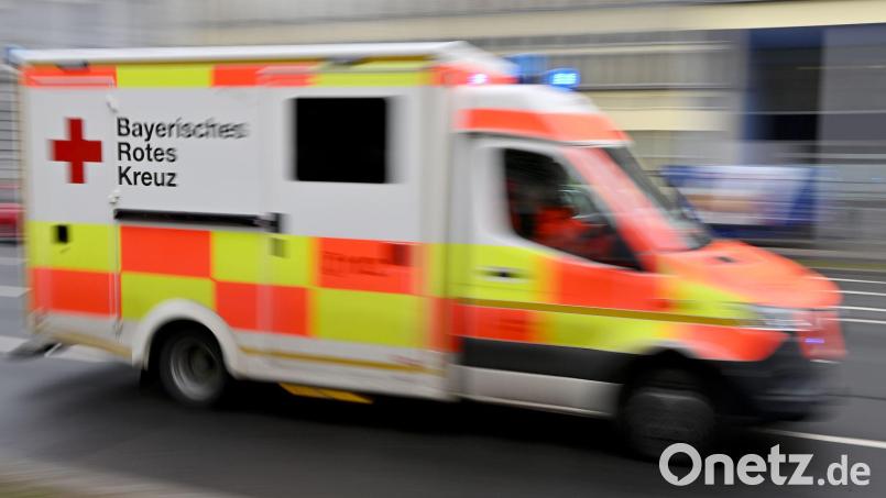 In Weibersbrunn waren zahlreiche Rettungskräfte im Einsatz. (Symbolbild) Bild: Peter Kneffel/dpa