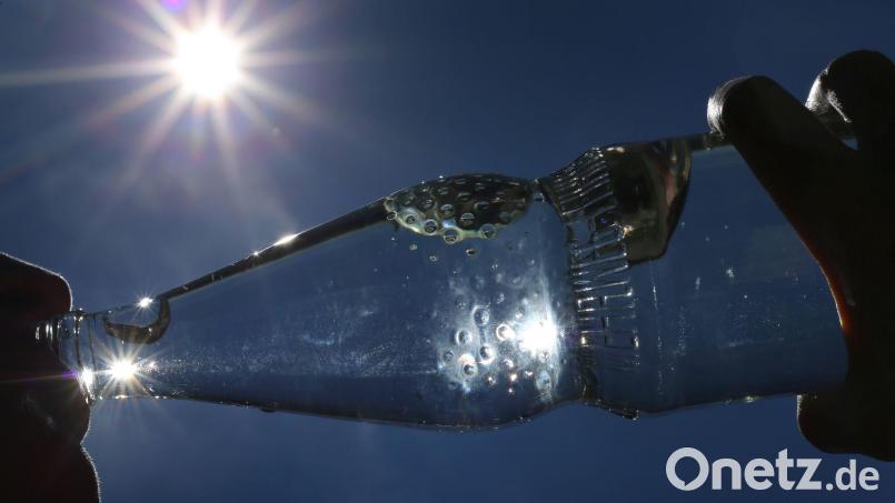 Bei der Hitze der vergangenen Wochen tat ein kräftiger Schluck aus der Mineralwasserflasche gut. Symbolbild: Karl-Josef Hildenbrand/dpa
