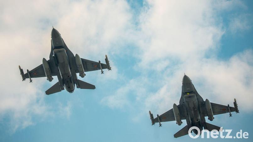 Nahe einer Gasförder-Plattform im Schwarzen Meer haben zwei rumänische Kampfjets eine Seedrohne ausgeschaltet. (Archivbild) Bild: Vadim Ghirda/AP/dpa