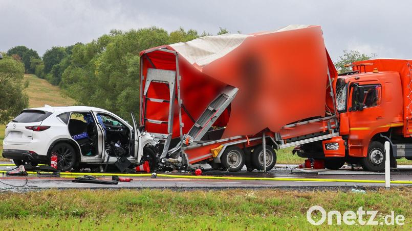 Das Auto stieß gegen den Anhänger, der dann auf den Lastwagen aufgeschoben wurde. Bild: S.Weber/Fuldamedia/dpa