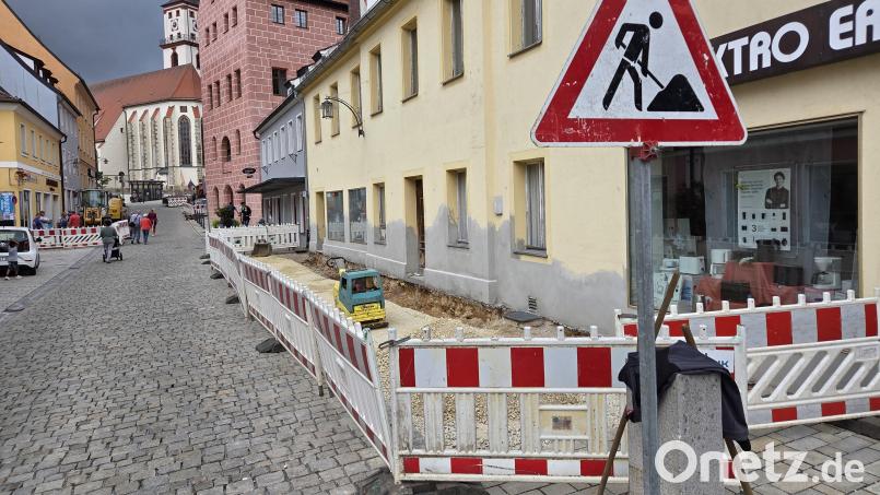Auf Höhe von Elektro Erras und auf der anderen Seite vor dem Genussladen Ottmann wird der Gehweg saniert. Fußgänger müssen teils auf die Straße ausweichen. Bild: Tobias Gräf
