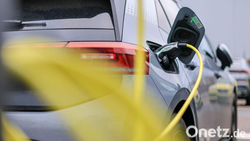 Die Verbraucherzentralen setzen auf mehr günstige E-Autos. (Archivbild) Bild: Jan Woitas/dpa