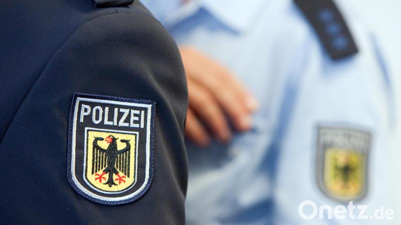 Bei Grenzkontrollen auf der A 6 bei Waidhaus vollstreckt die Bundespolizei zwei Haftbefehle. Beide Personen begleichen ihre Justizschulden und entgehen der Haft. Symbolbild: Friso Gentsch/dpa