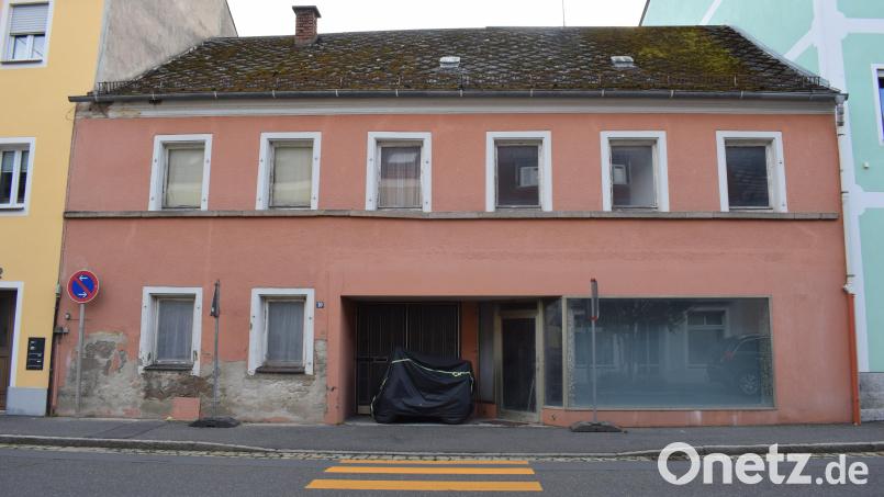 Das Braunschläger-Gebäude steht seit 21 Jahren leer. Die Stadt hat die Pläne für eine Tagespflegeeinrichtung dort verworfen und sucht nun nach einer Nutzung für das Anwesen. Bild: szl