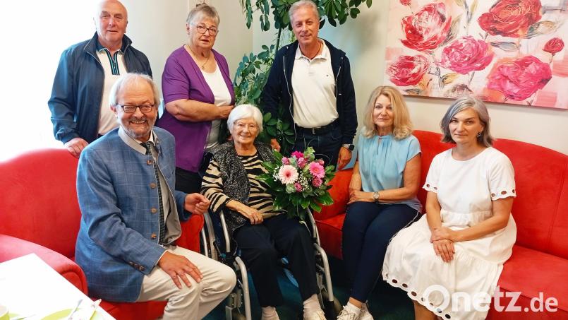 Im Bild von links zweiter Bürgermeister Helmut Härtl, dahinter der Seniorenbeauftragte Gerhard Weber, Jubilarin Margot Brendel, dahinter Martha Kuhbandner, Neffe Norbert Sauer und dessen Lebensgefährtin Eveline Wolf sowie Natalja Kiel vom Senioren-Servicehaus. Bild: Oswald Zintl