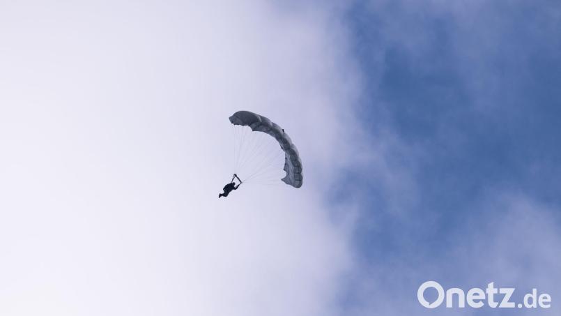 Ein Fallschirmspringer ist bei einer Landung nahe dem Flugplatz Günzburg verletzt worden. (Symbolbild) Bild: Silas Stein/dpa