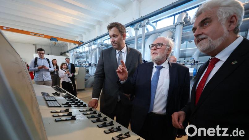 Finanzminister Lars Klingbeil übergab in Halle (Sachsen-Anhalt) den Förderbescheid für ein Wasserwerk. Bild: Jan Woitas/dpa