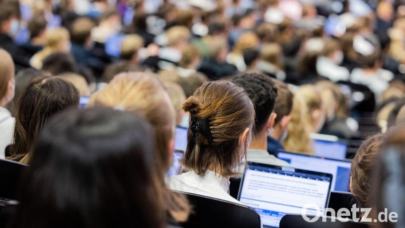 Junge Frauen beenden ihr Bachelor-Studium häufiger nach acht Semestern als junge Männer. (Symbolbild) Bild: Rolf Vennenbernd/Deutsche Presse-Agentur GmbH/dpa