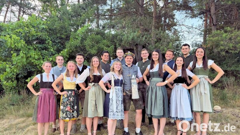 Die acht Kirwapaare von Winbuch mit Oberkirwapaar Stefan Lautner und Maria Müller (Mitte) sind bereit. Bild: Johann Bauer